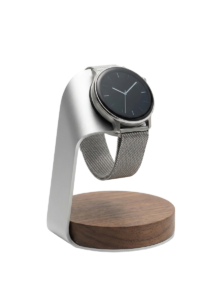 Smartwatch on stand white backgr… 202607101502